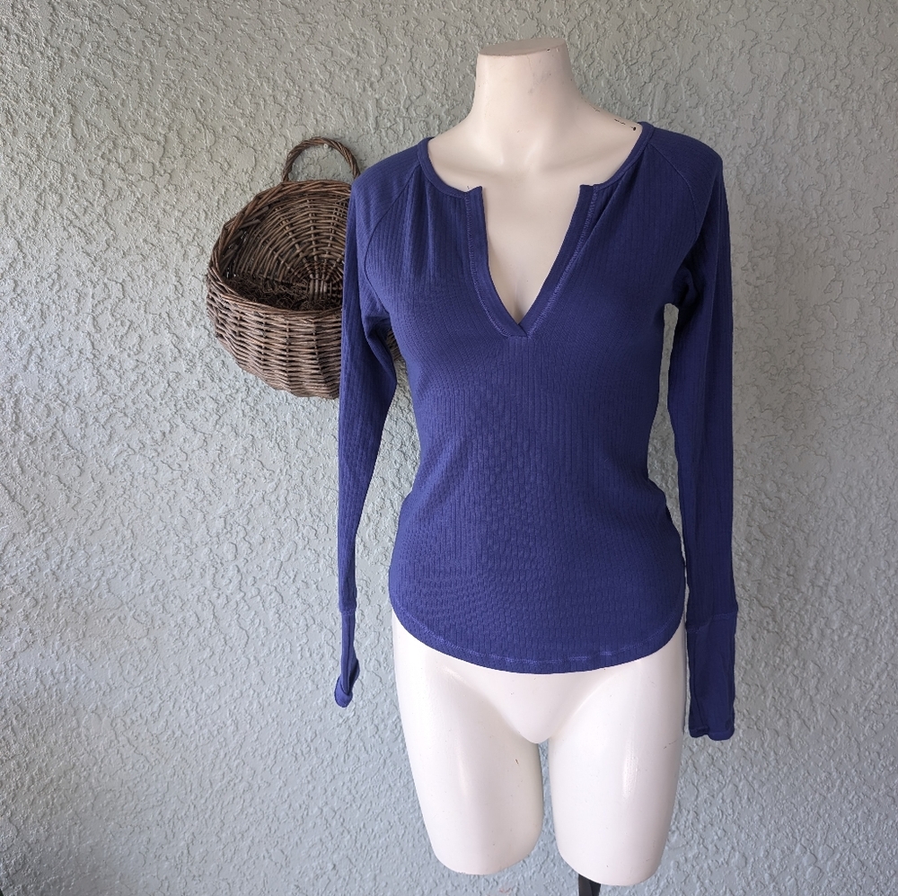 Free people long sleeve v neck blue top‎ size m